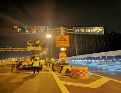 大同郑州市北三环彩虹桥交通标志牌安装现场